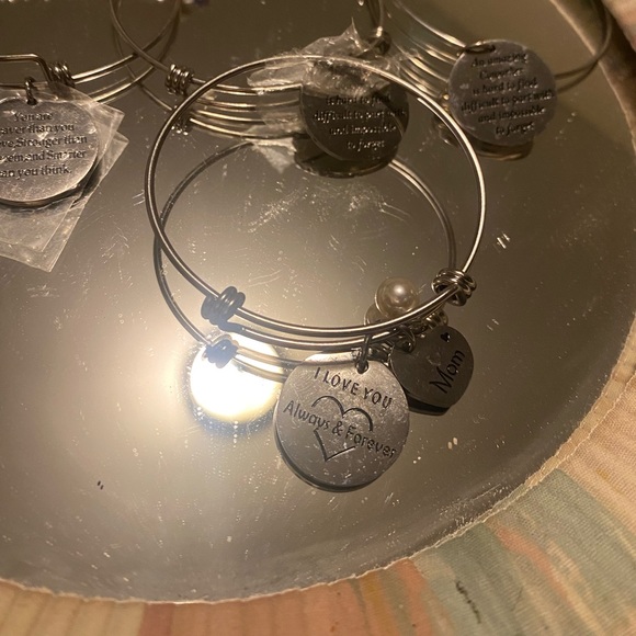 Lots of gifts for family members - Picture 3 of 9